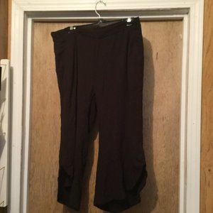 Plus size curved hem pull on capri pants